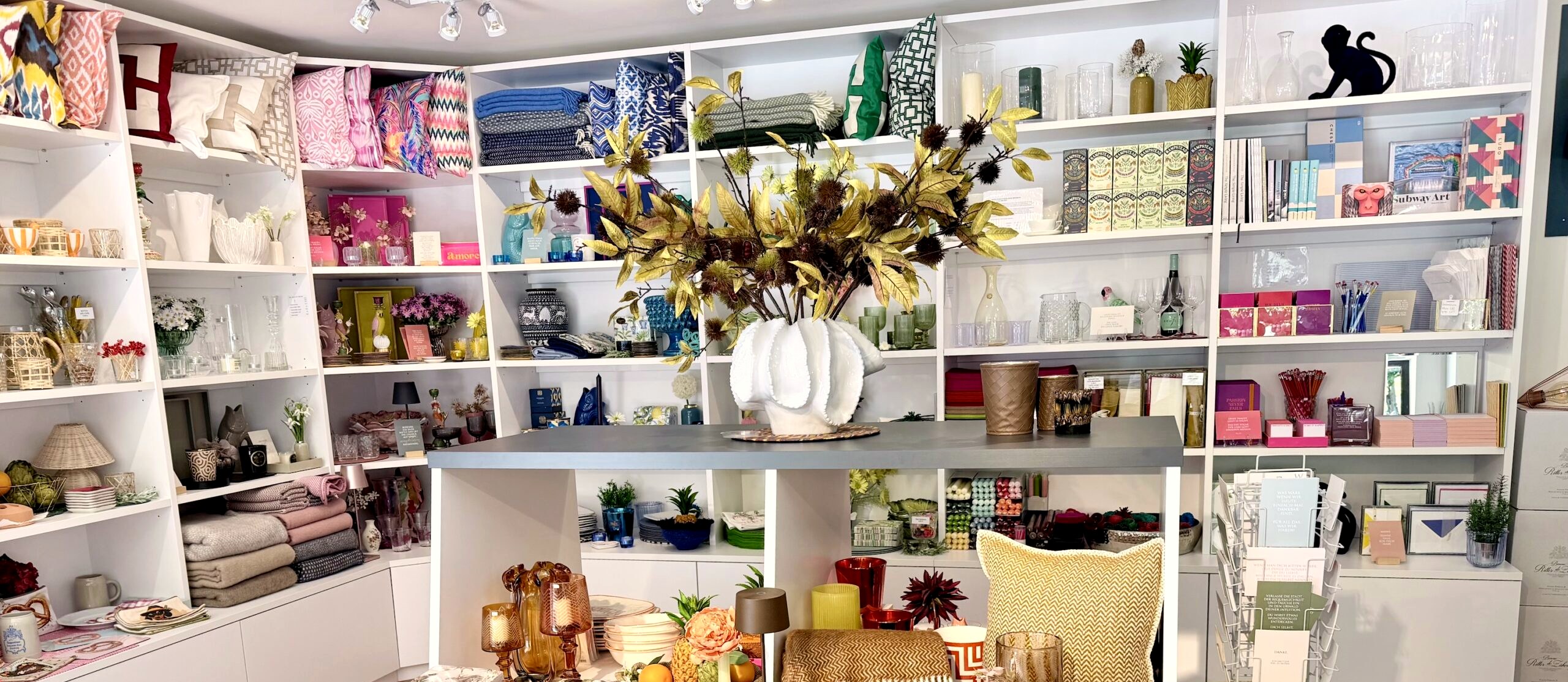 Regalwand mit Wohnaccessoires und Deko im KWP Concept Store in Bad Gastein