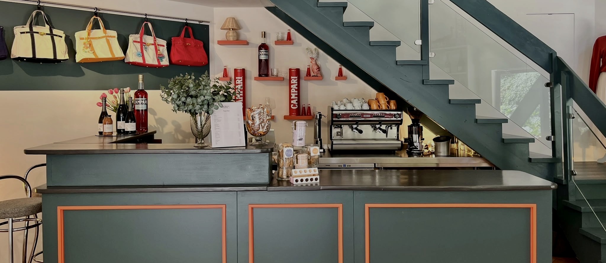 Die KWP Tagesbar mit Campari-Ecke, Espressomaschine und Treppe im Hintergrund