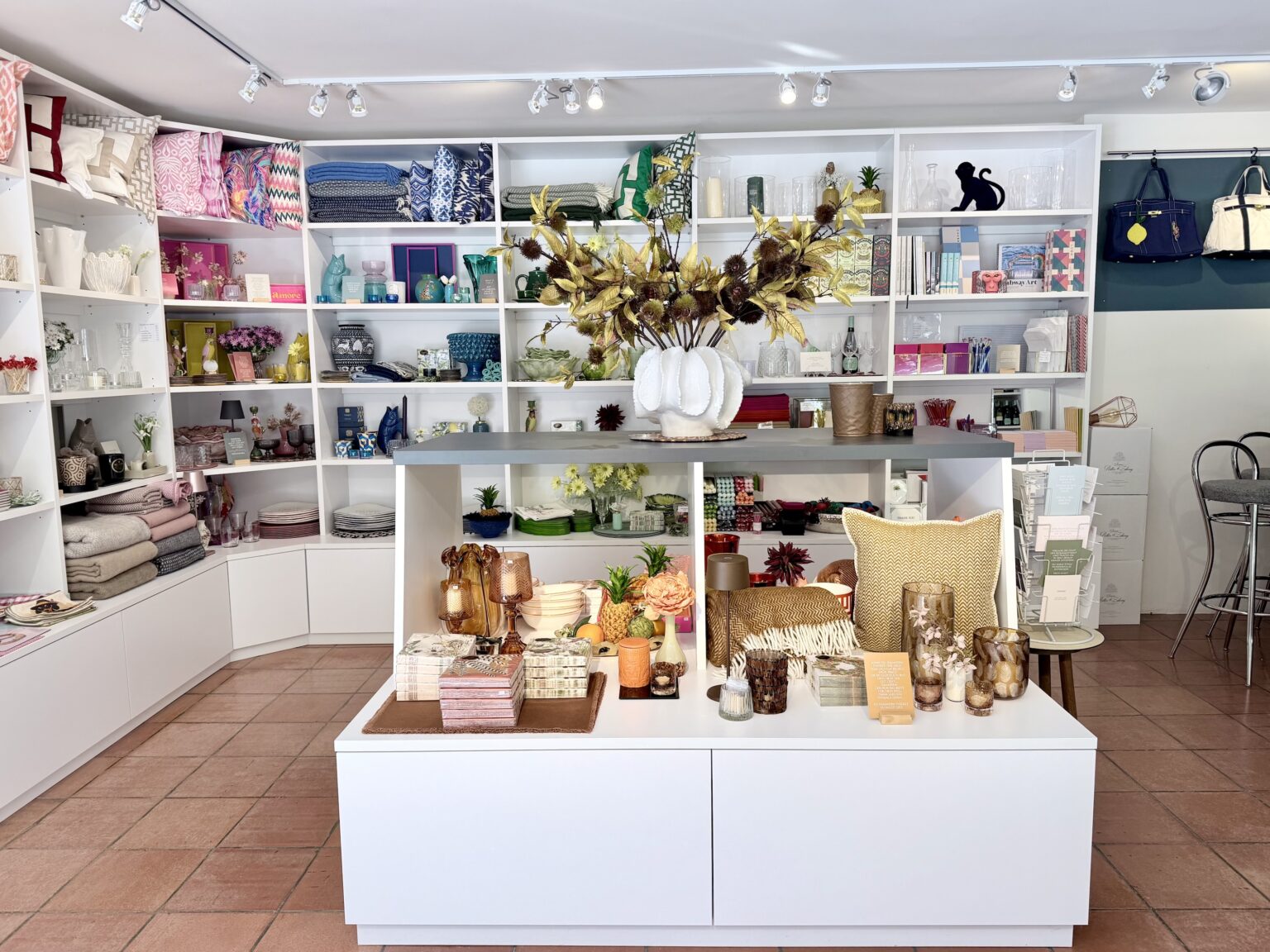 Der zentrale Präsentationstisch im KWP Concept Store in Bad Gastein