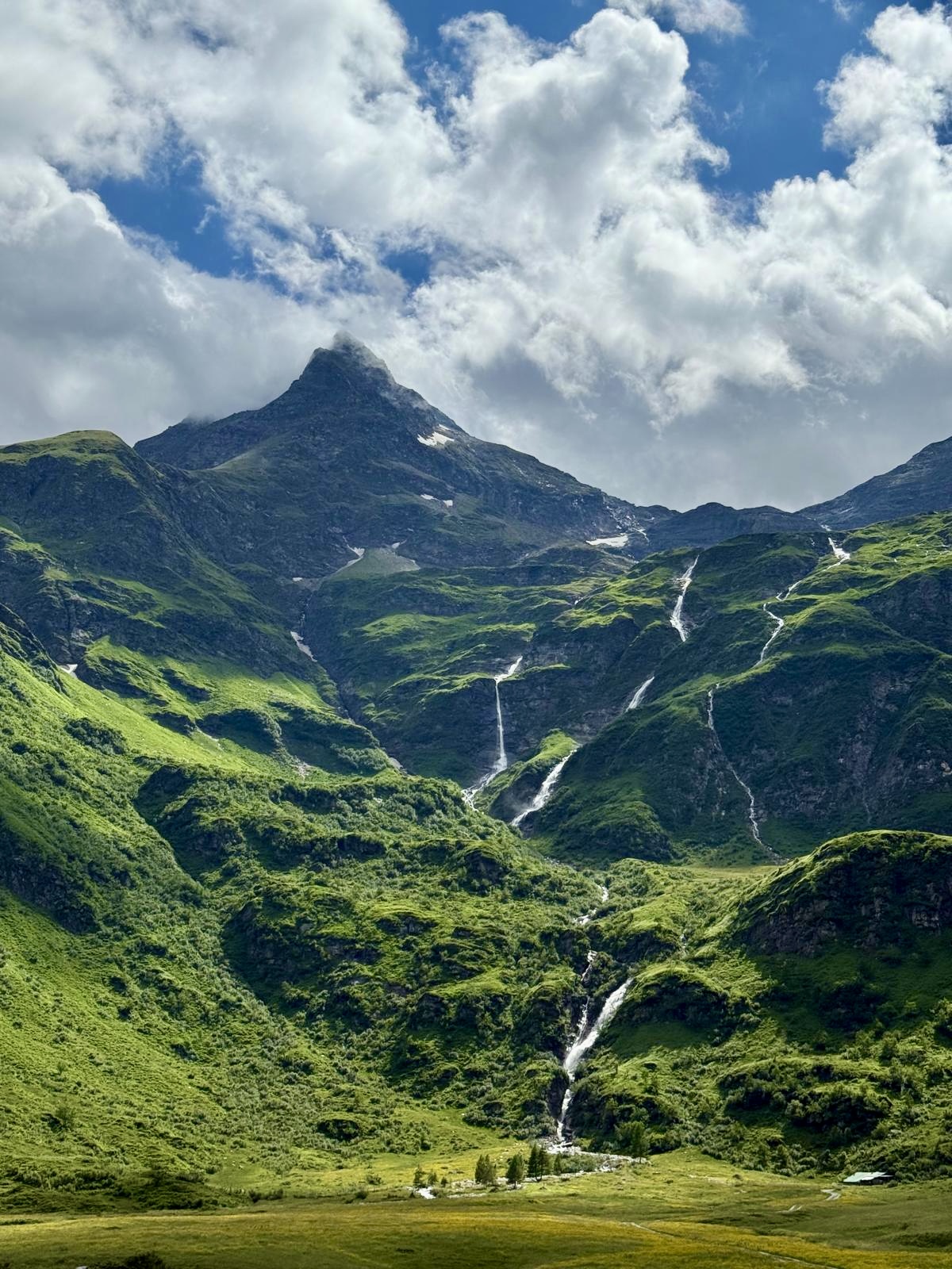 Blick auf die Hohen Tauern mit Wasserfällen oberhalb von Bad Gastein