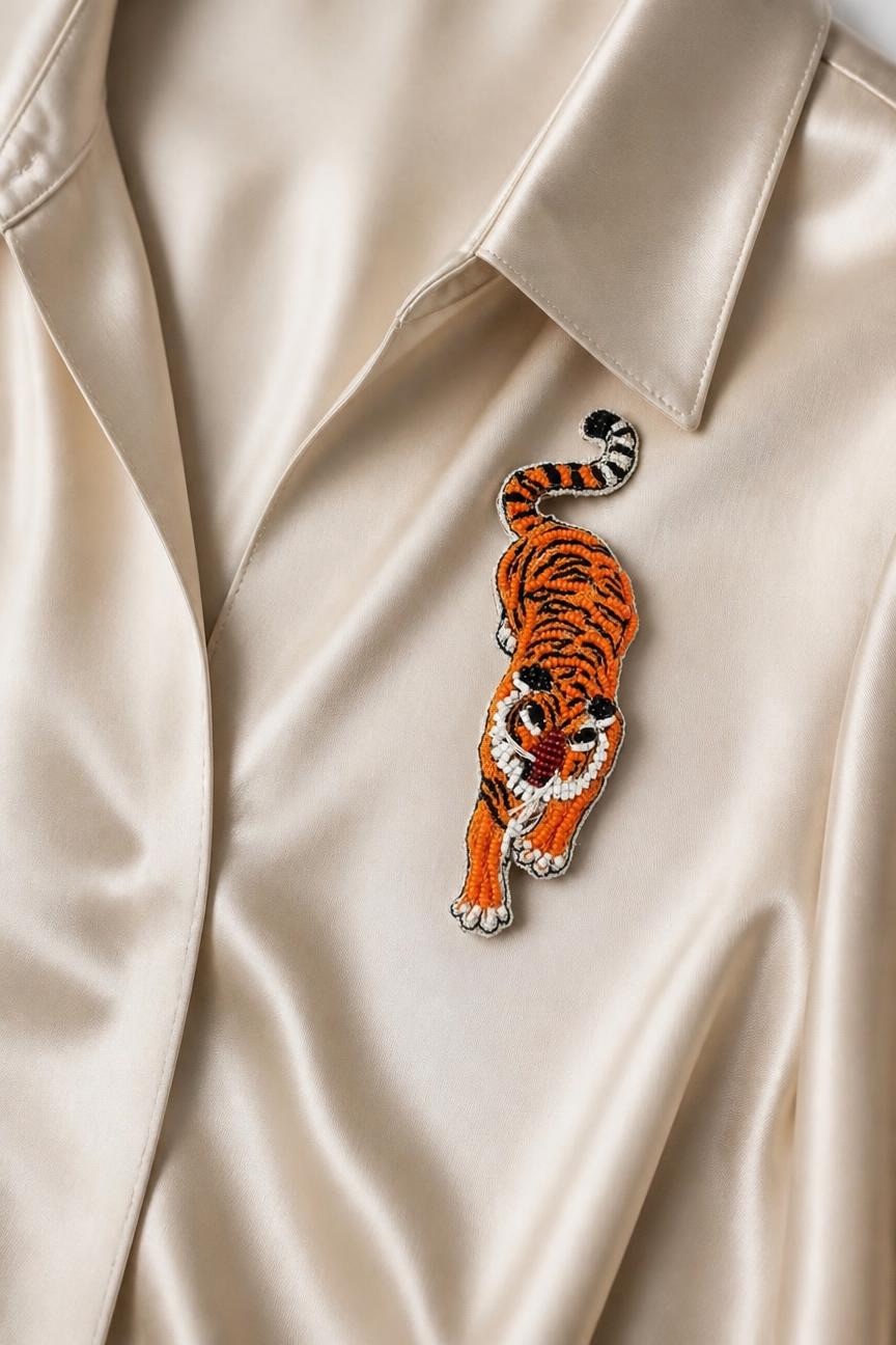 tiger brosche seidenbluse