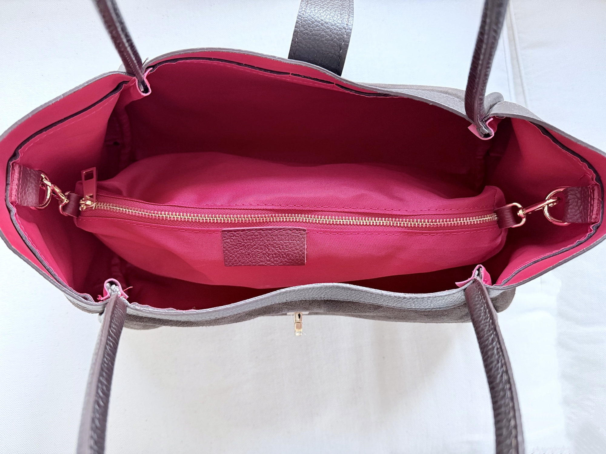 Wildleder Handtasche, Blick ins rote Innenfutter mit Reißverschlussfach